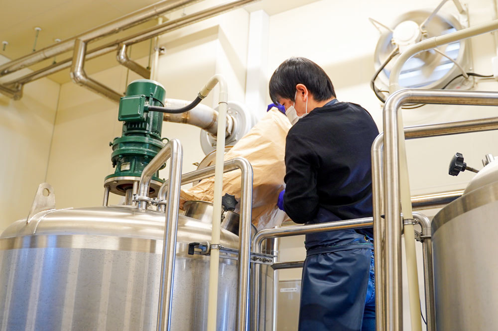北海道 クラフトビール 醸造 工程 麦芽をお湯に投入